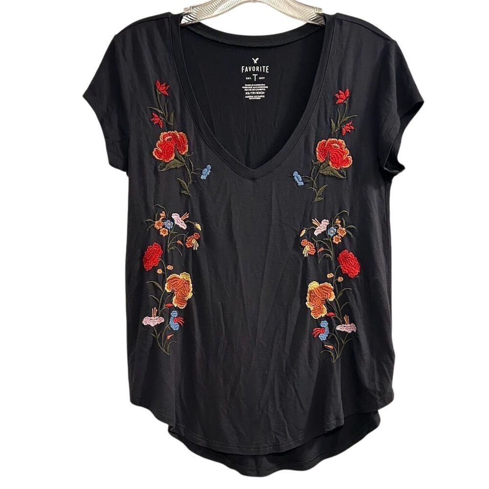 American Eagle Women's‎ XS Black Floral V-Neck T-Shirt Embroidered